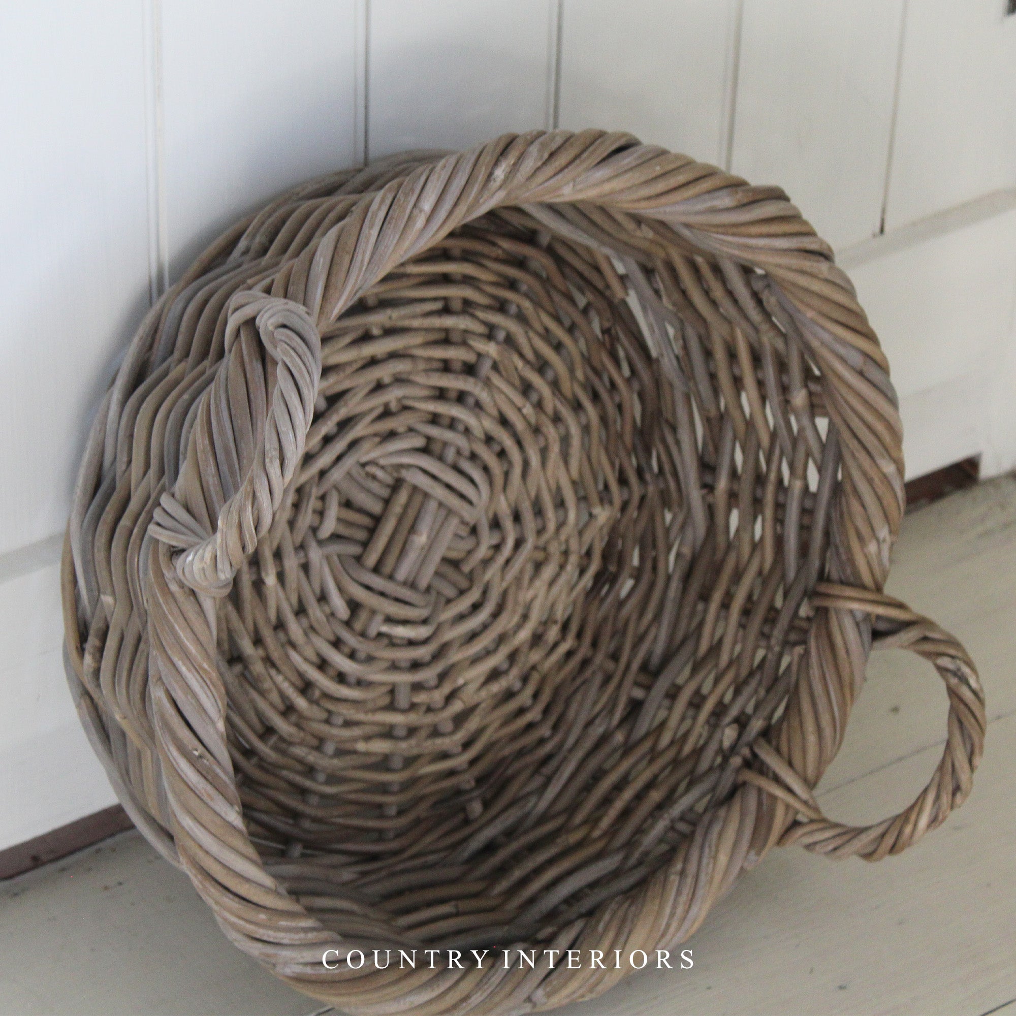 Kubu Basket with Handles and Twisted Rim